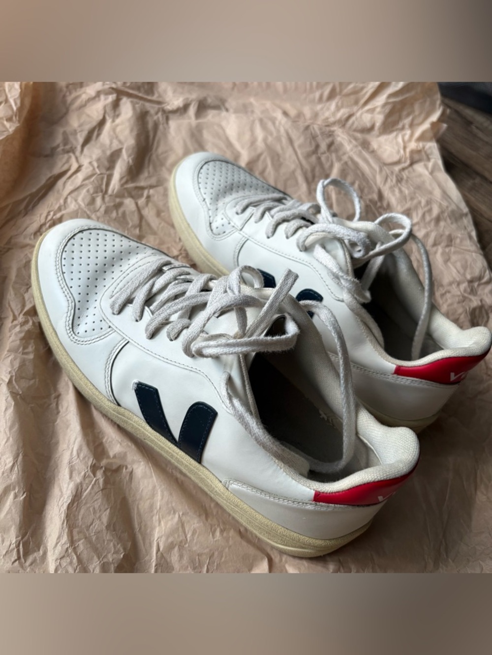 Veja V-10 sneakers, size 9 - Picture 5 of 9